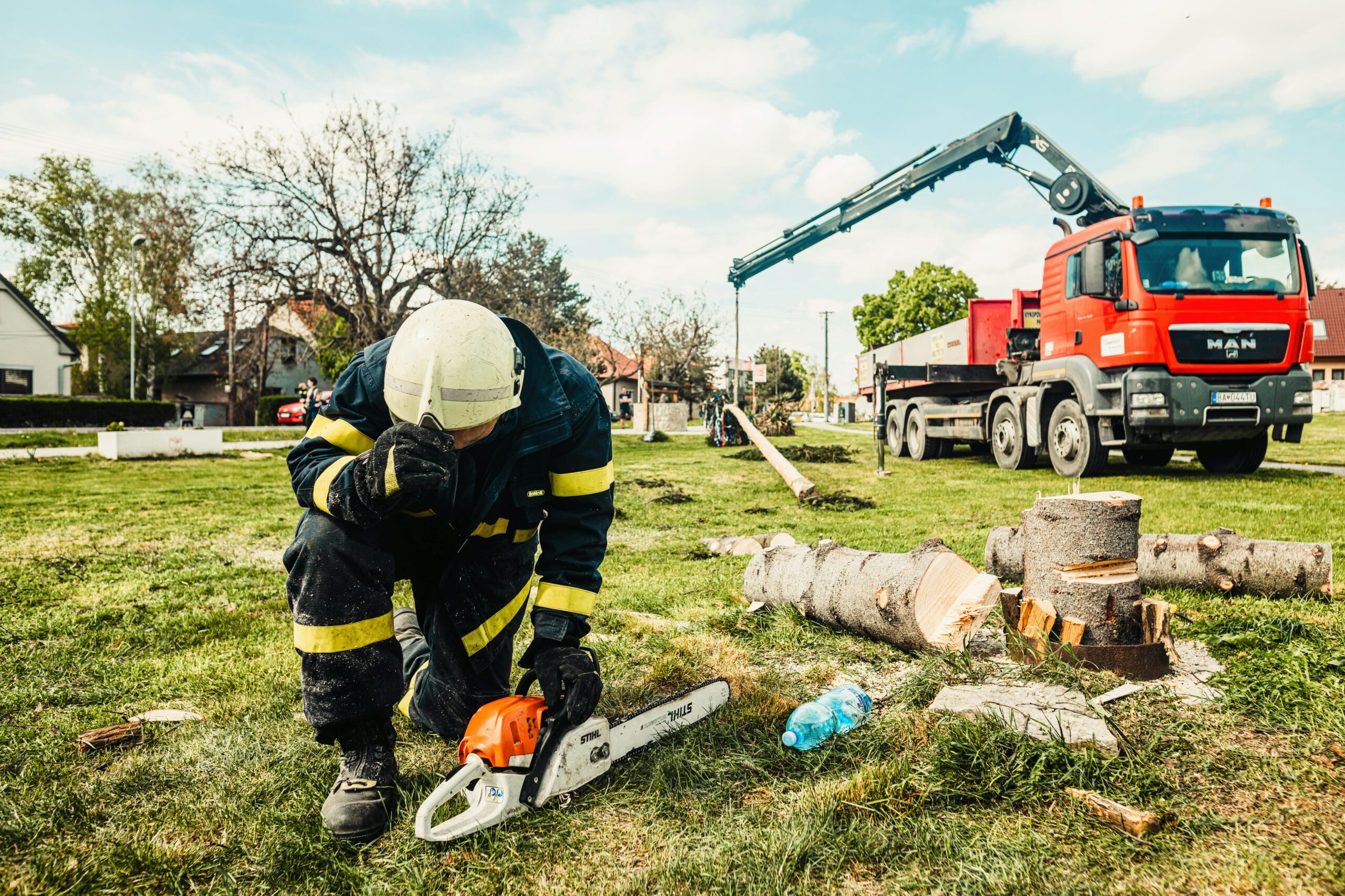 Motorsäge nach der Baumarbeit